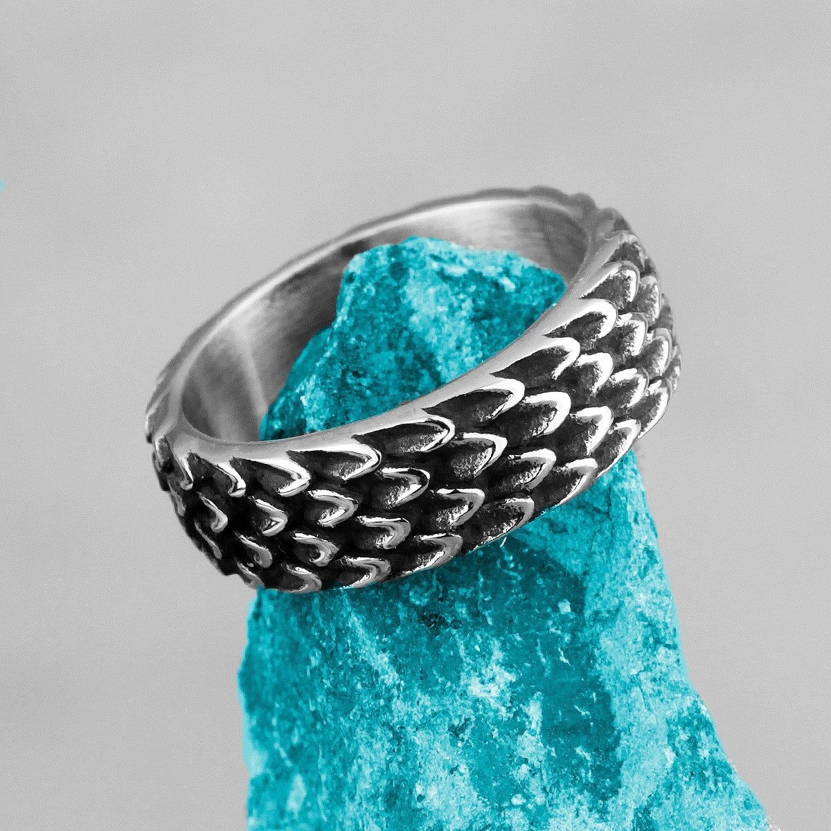 Anillo Dragon Egg En una piedra
